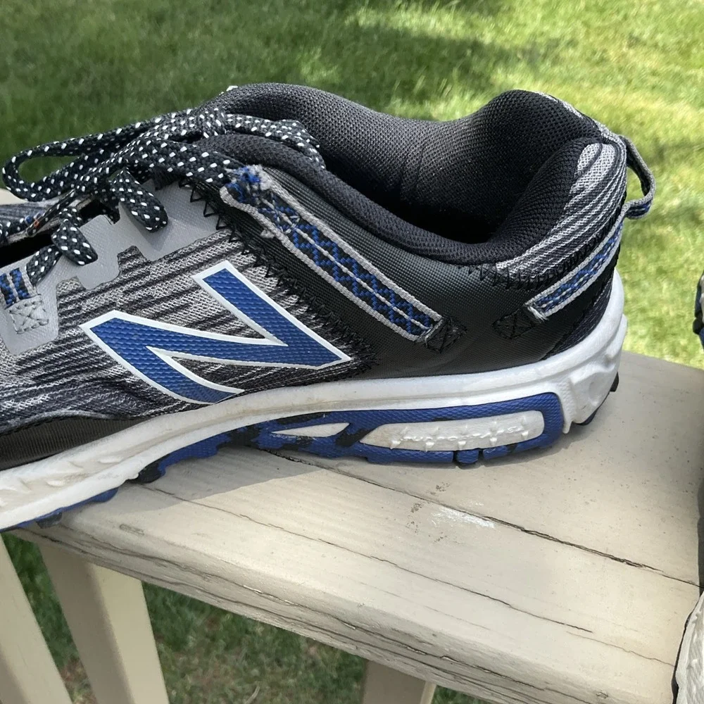 New Balance 410v6 men's size 8 trail running shoes  black gray blue MT410sg6